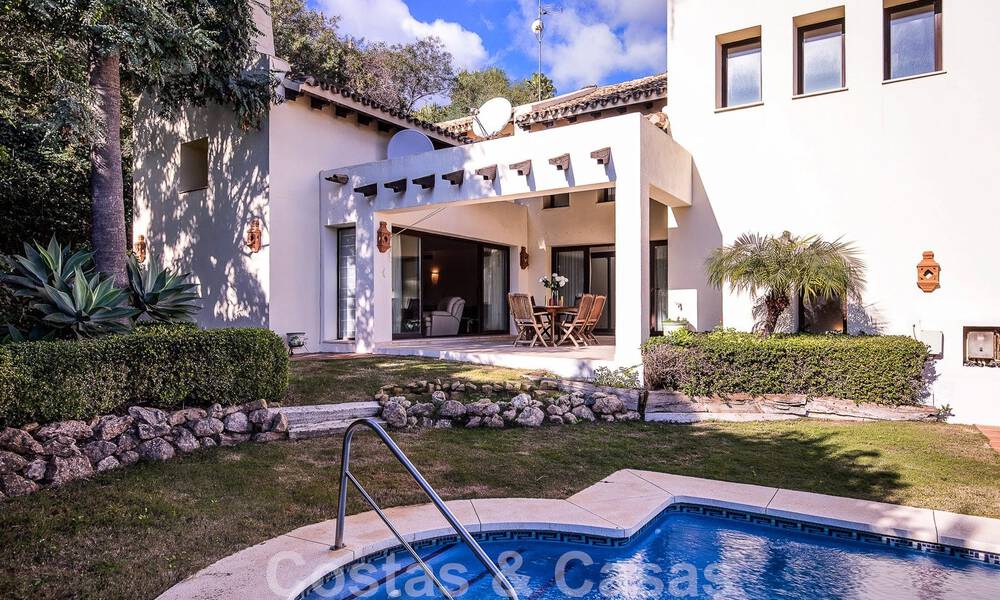 Vrijstaande Andalusische villa te koop met veel potentieel, gelegen op een hoge positie, omgeven door golfbanen in Benahavis - Marbella 49599
