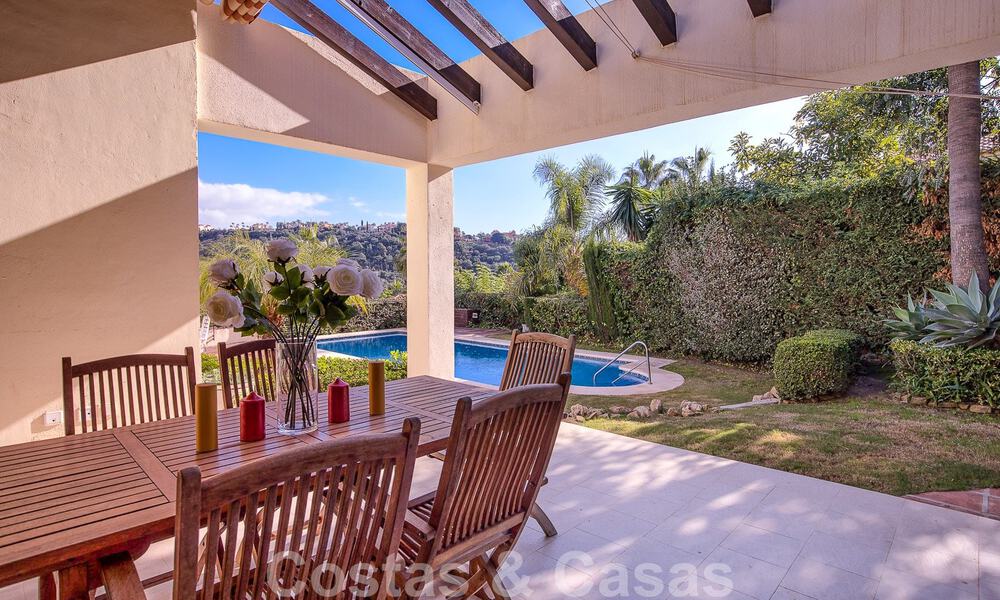 Vrijstaande Andalusische villa te koop met veel potentieel, gelegen op een hoge positie, omgeven door golfbanen in Benahavis - Marbella 49601
