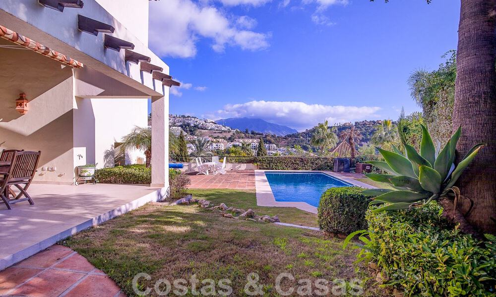 Vrijstaande Andalusische villa te koop met veel potentieel, gelegen op een hoge positie, omgeven door golfbanen in Benahavis - Marbella 49602