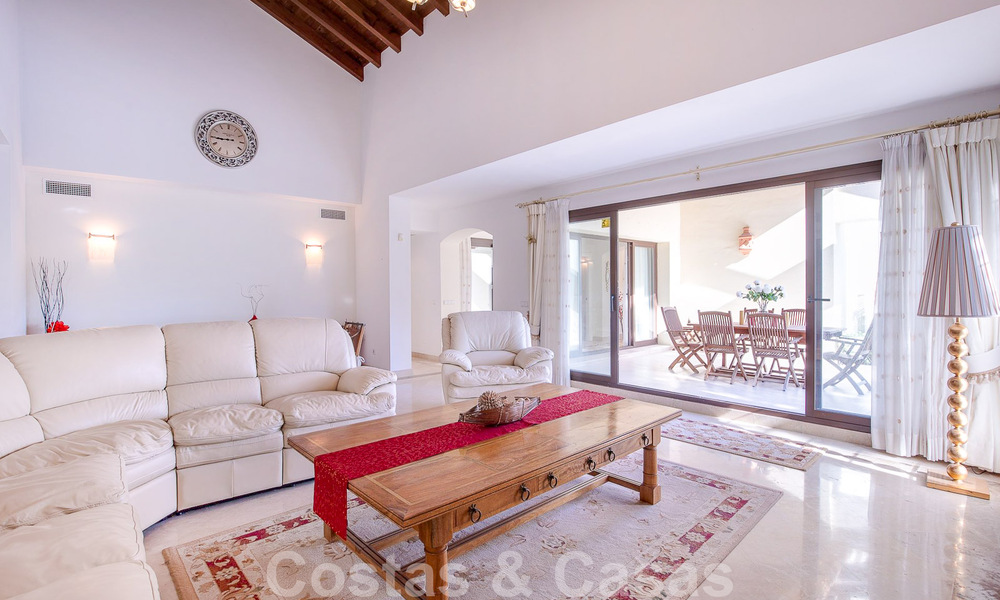 Vrijstaande Andalusische villa te koop met veel potentieel, gelegen op een hoge positie, omgeven door golfbanen in Benahavis - Marbella 49603
