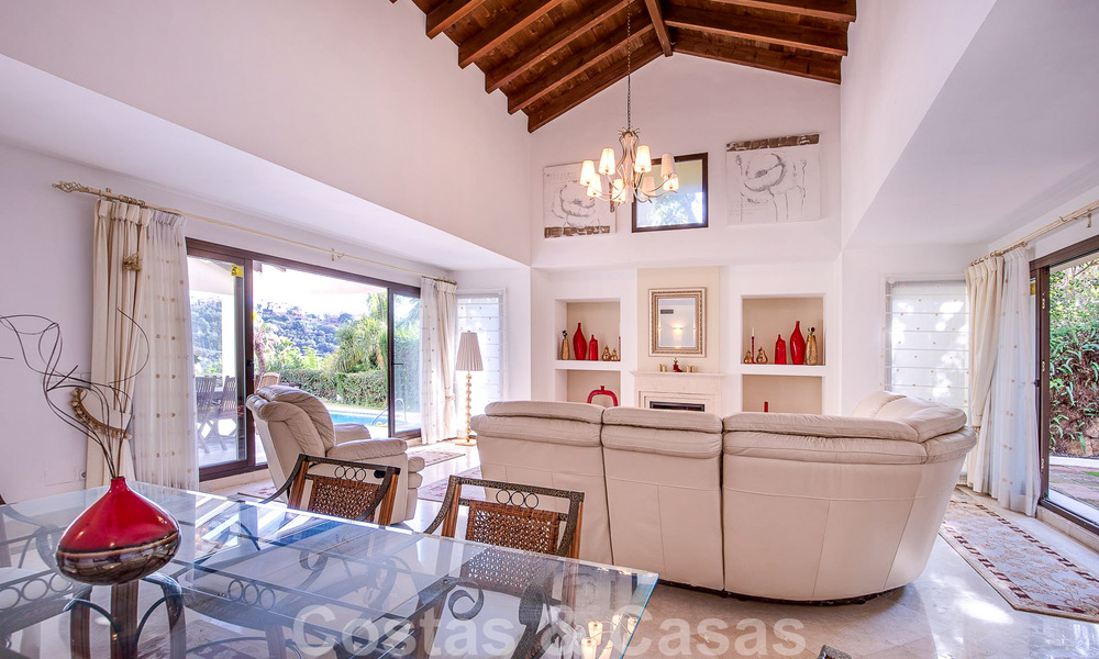 Vrijstaande Andalusische villa te koop met veel potentieel, gelegen op een hoge positie, omgeven door golfbanen in Benahavis - Marbella 49605