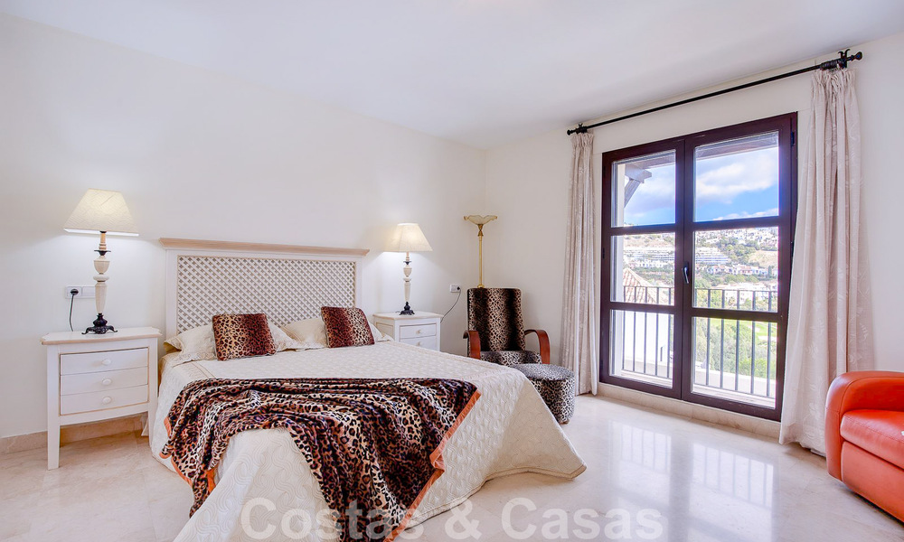 Vrijstaande Andalusische villa te koop met veel potentieel, gelegen op een hoge positie, omgeven door golfbanen in Benahavis - Marbella 49607