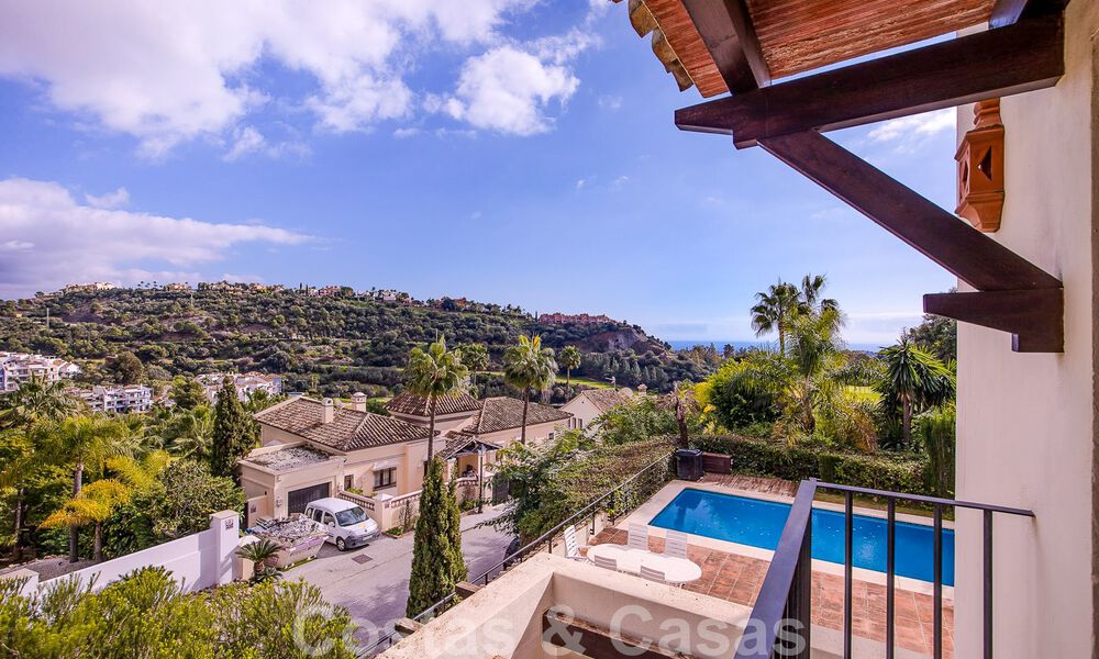 Vrijstaande Andalusische villa te koop met veel potentieel, gelegen op een hoge positie, omgeven door golfbanen in Benahavis - Marbella 49609