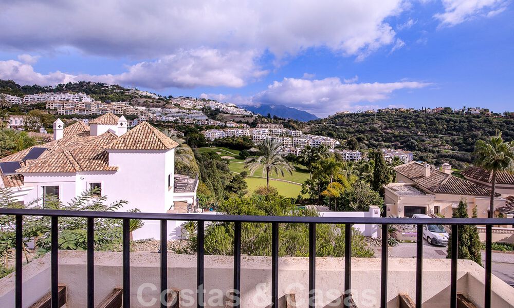 Vrijstaande Andalusische villa te koop met veel potentieel, gelegen op een hoge positie, omgeven door golfbanen in Benahavis - Marbella 49610