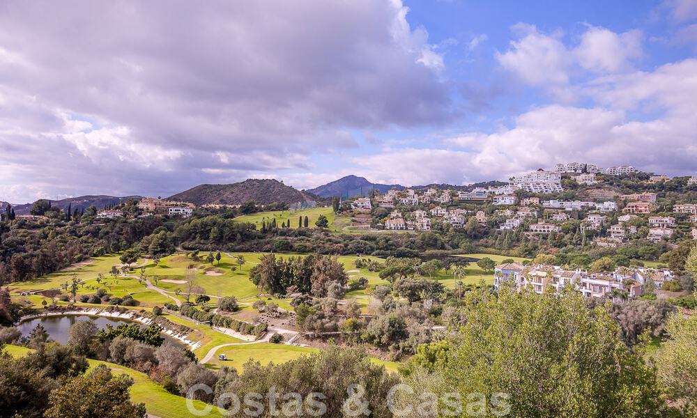 Vrijstaande Andalusische villa te koop met veel potentieel, gelegen op een hoge positie, omgeven door golfbanen in Benahavis - Marbella 49611