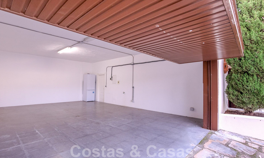 Vrijstaande Andalusische villa te koop met veel potentieel, gelegen op een hoge positie, omgeven door golfbanen in Benahavis - Marbella 49616