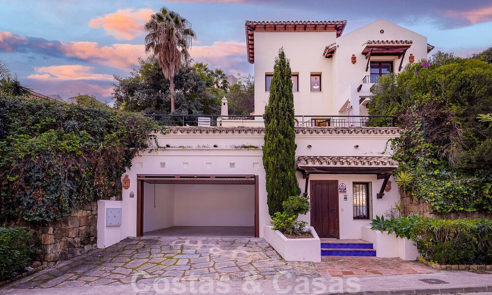 Vrijstaande Andalusische villa te koop met veel potentieel, gelegen op een hoge positie, omgeven door golfbanen in Benahavis - Marbella 49617