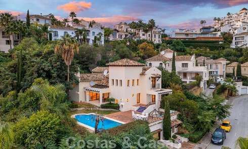 Vrijstaande Andalusische villa te koop met veel potentieel, gelegen op een hoge positie, omgeven door golfbanen in Benahavis - Marbella 49619