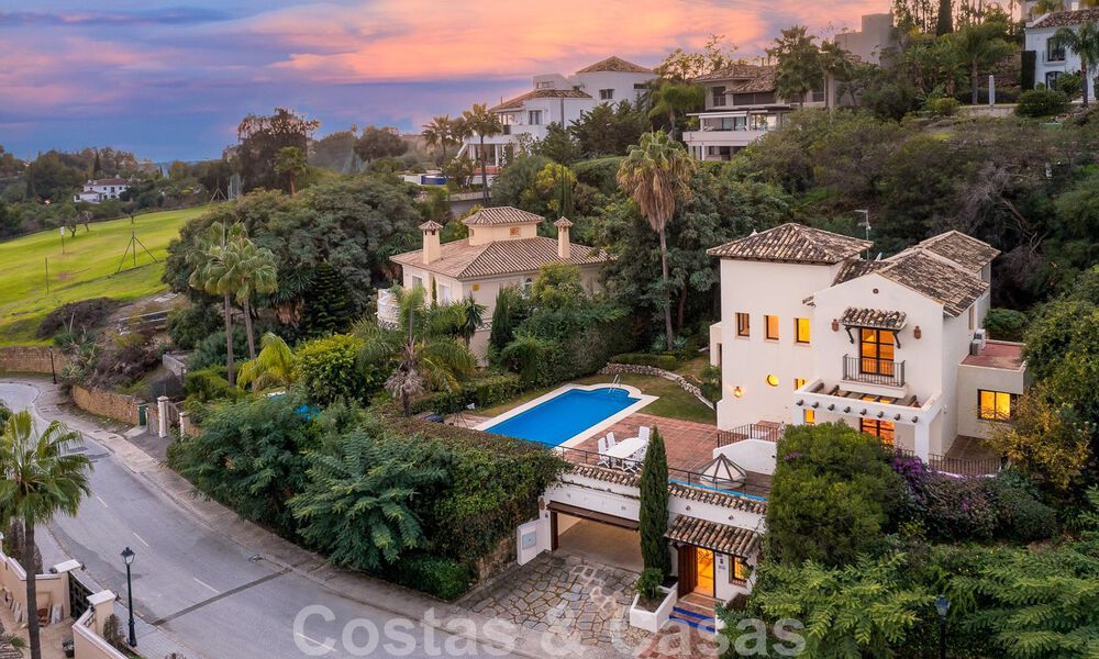 Vrijstaande Andalusische villa te koop met veel potentieel, gelegen op een hoge positie, omgeven door golfbanen in Benahavis - Marbella 49620