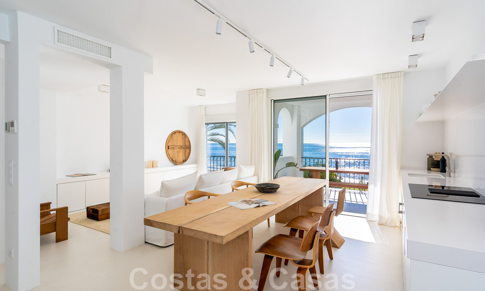 Gerenoveerd eerstelijnstrand appartement te koop in een mediterraan strandcomplex met panoramisch zeezicht, op de New Golden Mile tussen Marbella en Estepona 49029