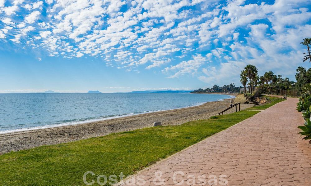 Gerenoveerd eerstelijnstrand appartement te koop in een mediterraan strandcomplex met panoramisch zeezicht, op de New Golden Mile tussen Marbella en Estepona 49030