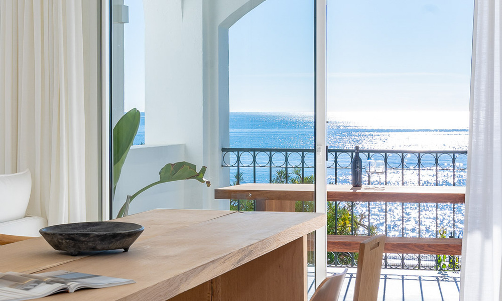 Gerenoveerd eerstelijnstrand appartement te koop in een mediterraan strandcomplex met panoramisch zeezicht, op de New Golden Mile tussen Marbella en Estepona 49031