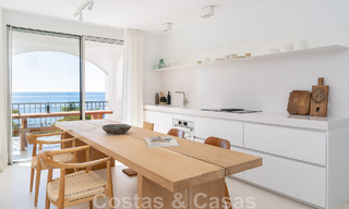 Gerenoveerd eerstelijnstrand appartement te koop in een mediterraan strandcomplex met panoramisch zeezicht, op de New Golden Mile tussen Marbella en Estepona 49032 