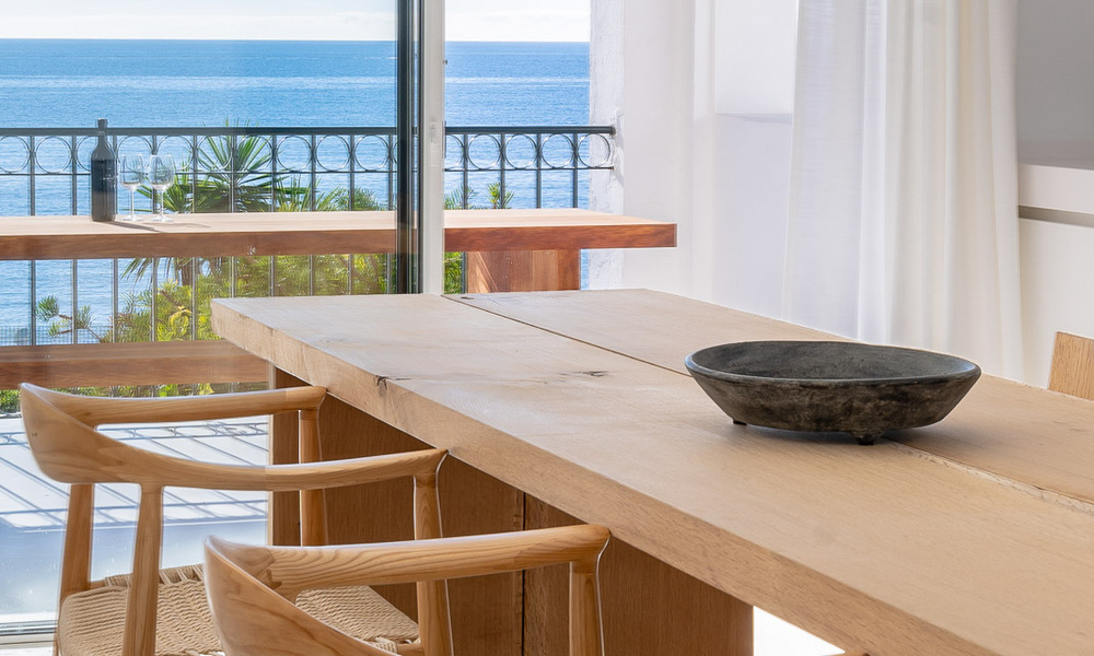 Gerenoveerd eerstelijnstrand appartement te koop in een mediterraan strandcomplex met panoramisch zeezicht, op de New Golden Mile tussen Marbella en Estepona 49033