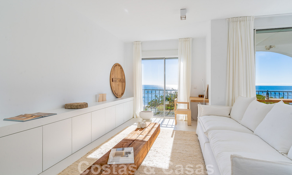 Gerenoveerd eerstelijnstrand appartement te koop in een mediterraan strandcomplex met panoramisch zeezicht, op de New Golden Mile tussen Marbella en Estepona 49037
