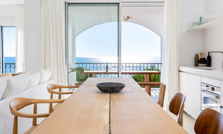 Gerenoveerd eerstelijnstrand appartement te koop in een mediterraan strandcomplex met panoramisch zeezicht, op de New Golden Mile tussen Marbella en Estepona 49040 