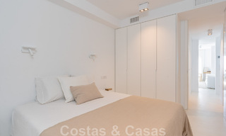 Gerenoveerd eerstelijnstrand appartement te koop in een mediterraan strandcomplex met panoramisch zeezicht, op de New Golden Mile tussen Marbella en Estepona 49043 