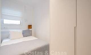 Gerenoveerd eerstelijnstrand appartement te koop in een mediterraan strandcomplex met panoramisch zeezicht, op de New Golden Mile tussen Marbella en Estepona 49044 