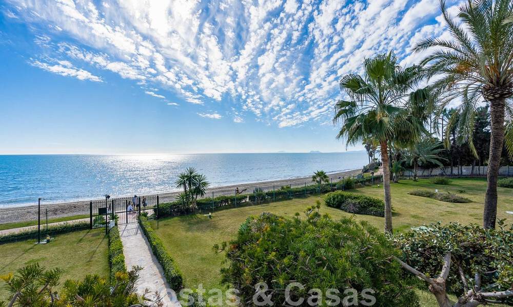 Gerenoveerd eerstelijnstrand appartement te koop in een mediterraan strandcomplex met panoramisch zeezicht, op de New Golden Mile tussen Marbella en Estepona 49045