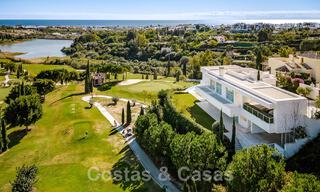 Eerstelijns golf luxevilla in een elegante moderne stijl met prachtig golf- en zeezicht te koop in Los Flamingos Golfresort in Marbella - Benahavis 48927 