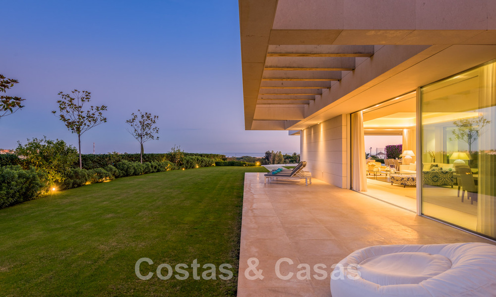 Eerstelijns golf luxevilla in een elegante moderne stijl met prachtig golf- en zeezicht te koop in Los Flamingos Golfresort in Marbella - Benahavis 48954