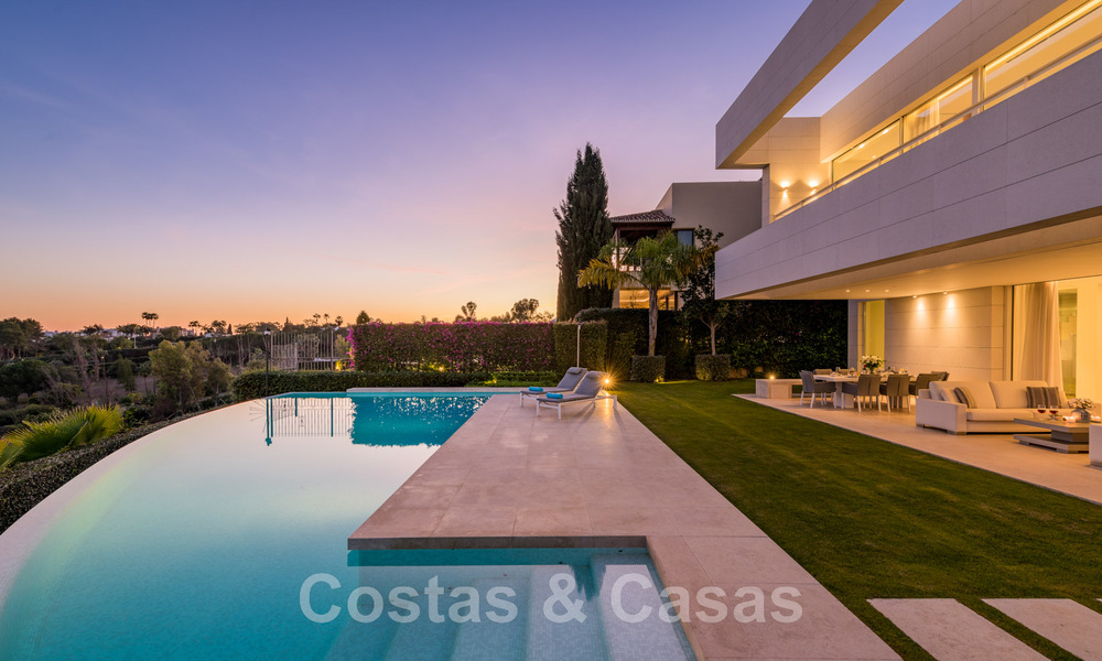 Eerstelijns golf luxevilla in een elegante moderne stijl met prachtig golf- en zeezicht te koop in Los Flamingos Golfresort in Marbella - Benahavis 48955