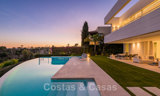 Eerstelijns golf luxevilla in een elegante moderne stijl met prachtig golf- en zeezicht te koop in Los Flamingos Golfresort in Marbella - Benahavis 48955 