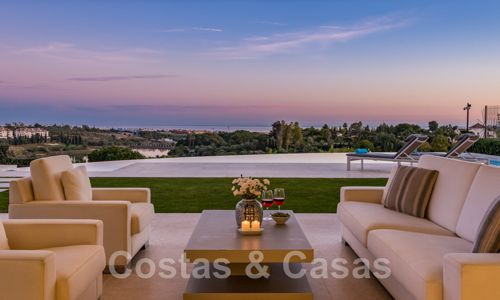 Eerstelijns golf luxevilla in een elegante moderne stijl met prachtig golf- en zeezicht te koop in Los Flamingos Golfresort in Marbella - Benahavis 48960