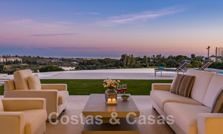 Eerstelijns golf luxevilla in een elegante moderne stijl met prachtig golf- en zeezicht te koop in Los Flamingos Golfresort in Marbella - Benahavis 48960 