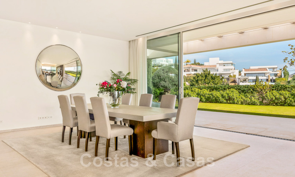 Eerstelijns golf luxevilla in een elegante moderne stijl met prachtig golf- en zeezicht te koop in Los Flamingos Golfresort in Marbella - Benahavis 48966