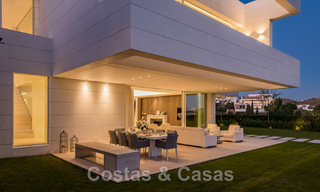 Eerstelijns golf luxevilla in een elegante moderne stijl met prachtig golf- en zeezicht te koop in Los Flamingos Golfresort in Marbella - Benahavis 48972 