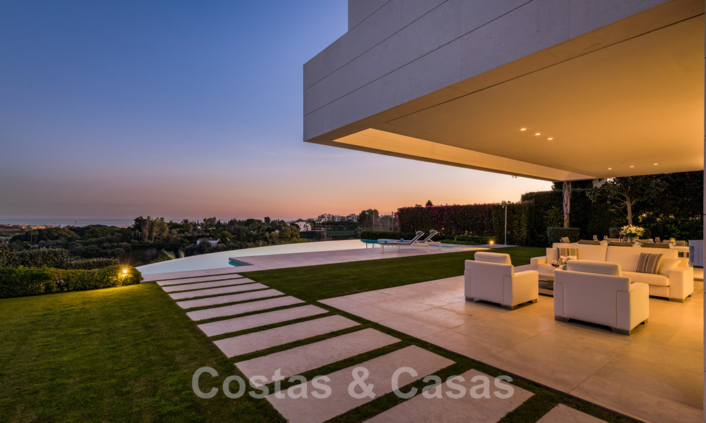 Eerstelijns golf luxevilla in een elegante moderne stijl met prachtig golf- en zeezicht te koop in Los Flamingos Golfresort in Marbella - Benahavis 48989