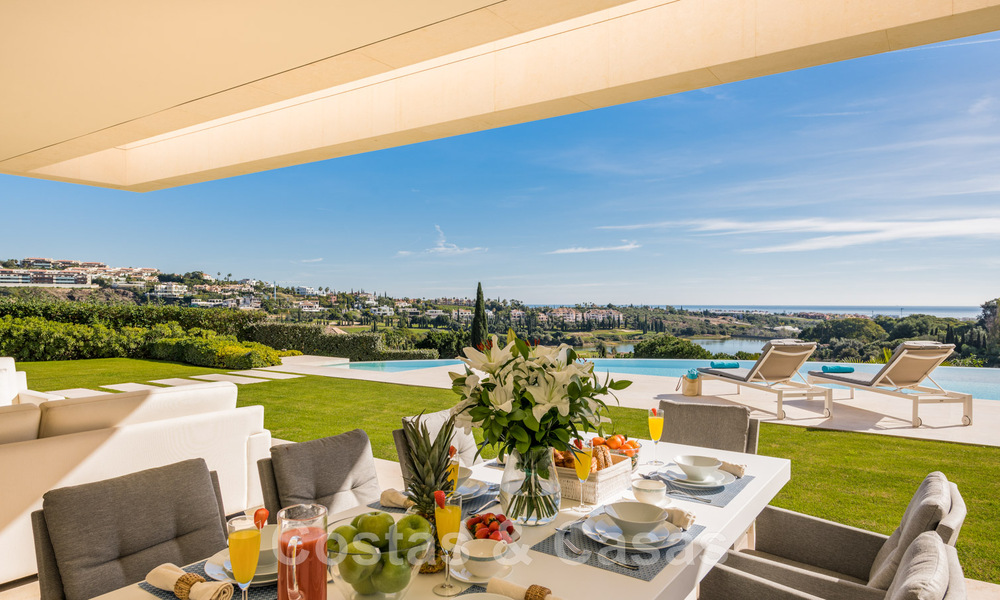 Eerstelijns golf luxevilla in een elegante moderne stijl met prachtig golf- en zeezicht te koop in Los Flamingos Golfresort in Marbella - Benahavis 48993