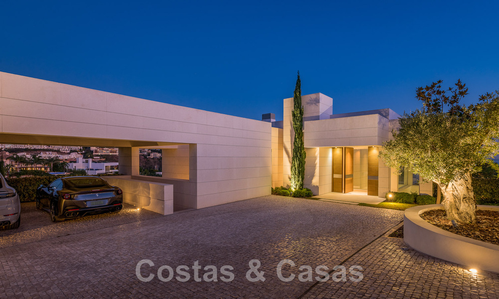 Eerstelijns golf luxevilla in een elegante moderne stijl met prachtig golf- en zeezicht te koop in Los Flamingos Golfresort in Marbella - Benahavis 49000