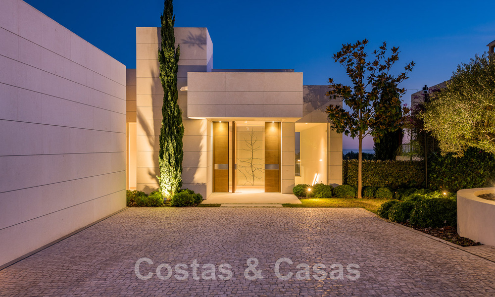Eerstelijns golf luxevilla in een elegante moderne stijl met prachtig golf- en zeezicht te koop in Los Flamingos Golfresort in Marbella - Benahavis 49001