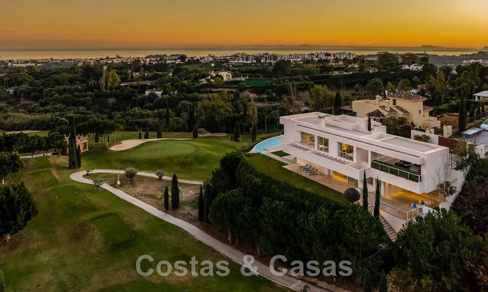 Eerstelijns golf luxevilla in een elegante moderne stijl met prachtig golf- en zeezicht te koop in Los Flamingos Golfresort in Marbella - Benahavis 49005