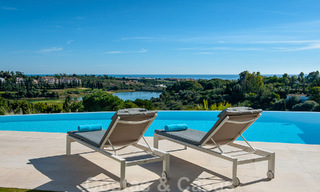 Eerstelijns golf luxevilla in een elegante moderne stijl met prachtig golf- en zeezicht te koop in Los Flamingos Golfresort in Marbella - Benahavis 49006 