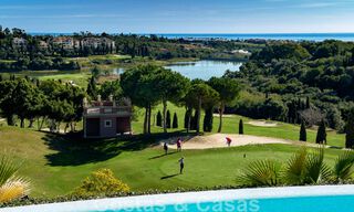 Eerstelijns golf luxevilla in een elegante moderne stijl met prachtig golf- en zeezicht te koop in Los Flamingos Golfresort in Marbella - Benahavis 49008 