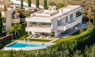 Eerstelijns golf luxevilla in een elegante moderne stijl met prachtig golf- en zeezicht te koop in Los Flamingos Golfresort in Marbella - Benahavis 49026 