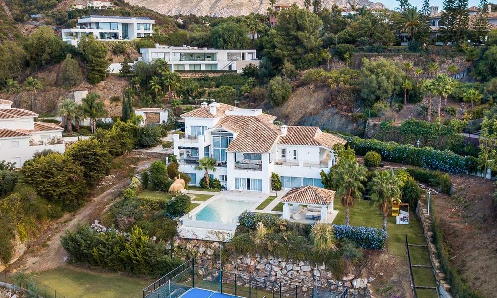 Elegante, Spaanse luxevilla te koop met privé tennisbaan in een afgesloten woonwijk in La Quinta, Benahavis - Marbella 50380