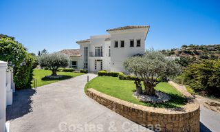 Elegante, Spaanse luxevilla te koop met privé tennisbaan in een afgesloten woonwijk in La Quinta, Benahavis - Marbella 50381 