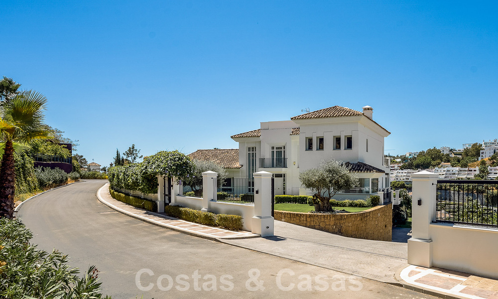 Elegante, Spaanse luxevilla te koop met privé tennisbaan in een afgesloten woonwijk in La Quinta, Benahavis - Marbella 50382