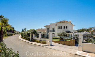 Elegante, Spaanse luxevilla te koop met privé tennisbaan in een afgesloten woonwijk in La Quinta, Benahavis - Marbella 50382 