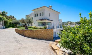 Elegante, Spaanse luxevilla te koop met privé tennisbaan in een afgesloten woonwijk in La Quinta, Benahavis - Marbella 50384 