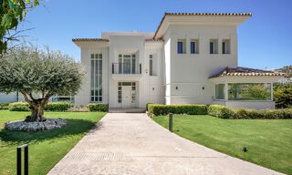 Elegante, Spaanse luxevilla te koop met privé tennisbaan in een afgesloten woonwijk in La Quinta, Benahavis - Marbella 50385 