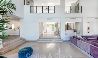 Elegante, Spaanse luxevilla te koop met privé tennisbaan in een afgesloten woonwijk in La Quinta, Benahavis - Marbella 50386 