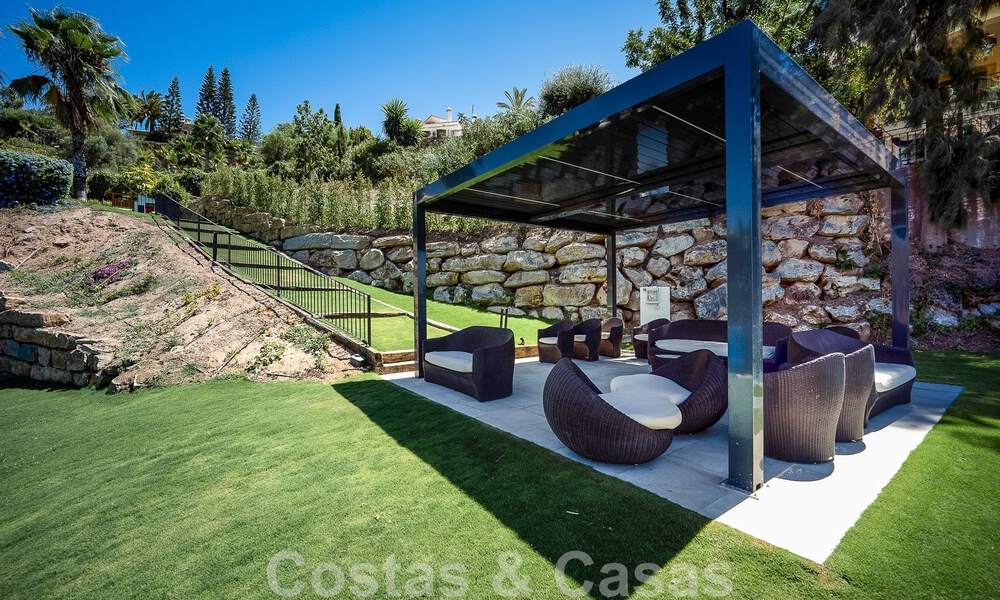 Elegante, Spaanse luxevilla te koop met privé tennisbaan in een afgesloten woonwijk in La Quinta, Benahavis - Marbella 50387