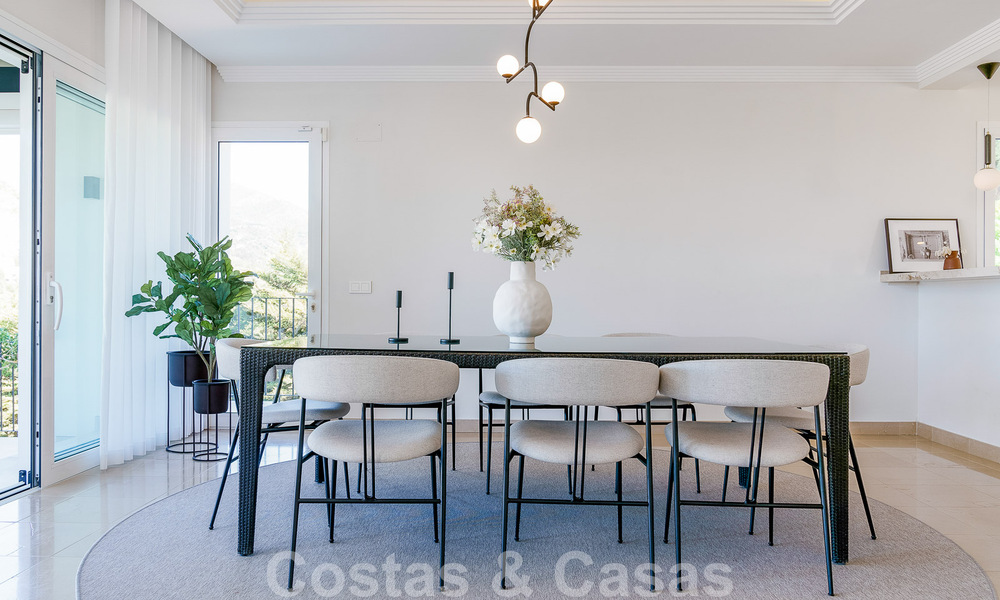 Elegante, Spaanse luxevilla te koop met privé tennisbaan in een afgesloten woonwijk in La Quinta, Benahavis - Marbella 50397