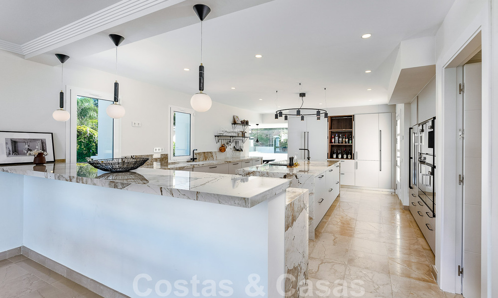 Elegante, Spaanse luxevilla te koop met privé tennisbaan in een afgesloten woonwijk in La Quinta, Benahavis - Marbella 50399