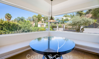 Elegante, Spaanse luxevilla te koop met privé tennisbaan in een afgesloten woonwijk in La Quinta, Benahavis - Marbella 50401 